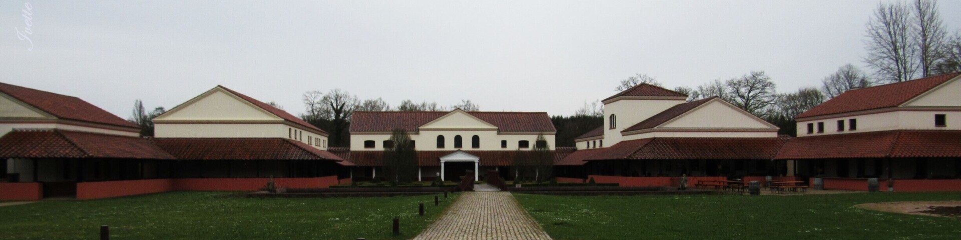 This place is a reconstruction of a Roman villa. You can see the residential building, the workshop area, the villa baths, the kitchen and the courtyard (best in summer).