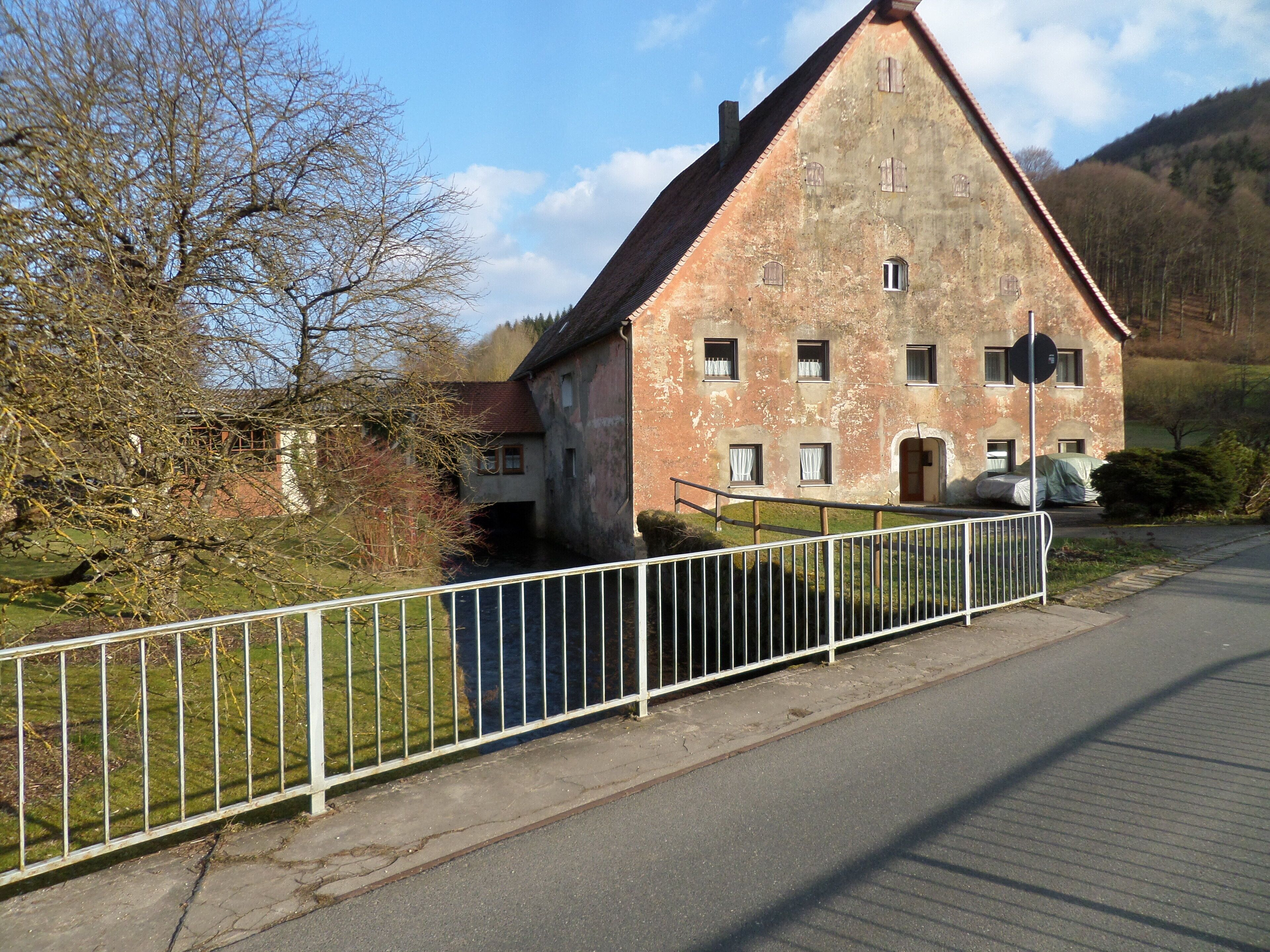 Arzloher Straße 7 Sogenannte Weidenmühle Zweigeschossiger Schopfwalmdachbau, mit verputztem Fachwerk, zum Teil erneuert, 18. Jahrhundert Mühlgraben D-5-74-147-1