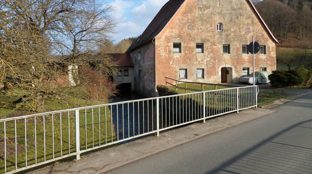 Arzloher Straße 7 Sogenannte Weidenmühle Zweigeschossiger Schopfwalmdachbau, mit verputztem Fachwerk, zum Teil erneuert, 18. Jahrhundert Mühlgraben D-5-74-147-1