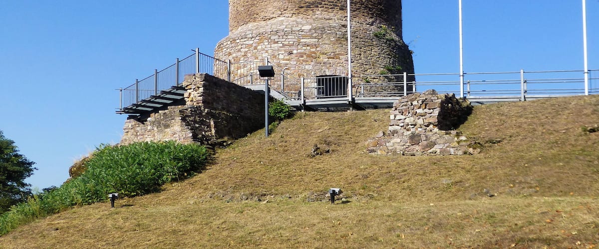 Bergfried der Burg Veldenz (2016)