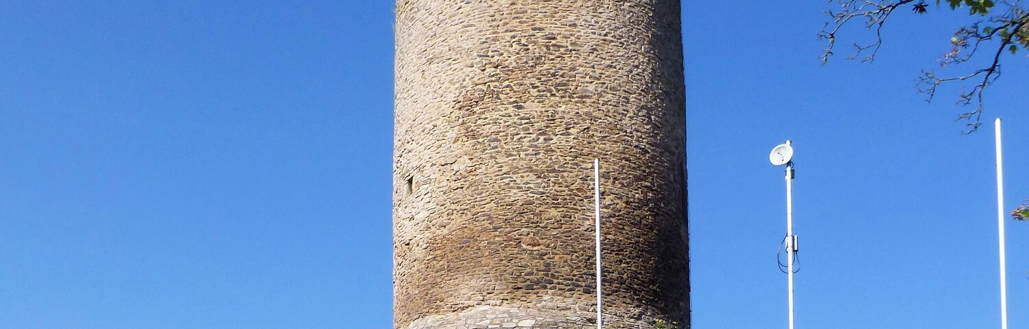Bergfried der Burg Veldenz (2016)