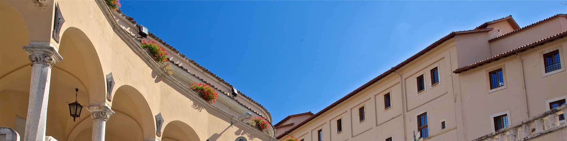 Cascia featuring street scenes as well as a couple