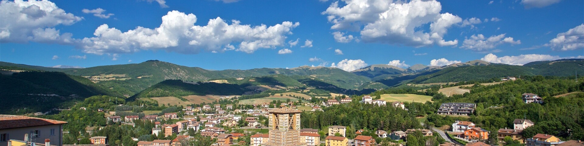Cascia showing a small town or village and landscape views