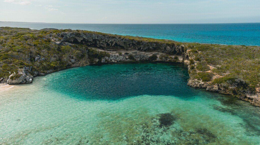 blue hole in bahamas