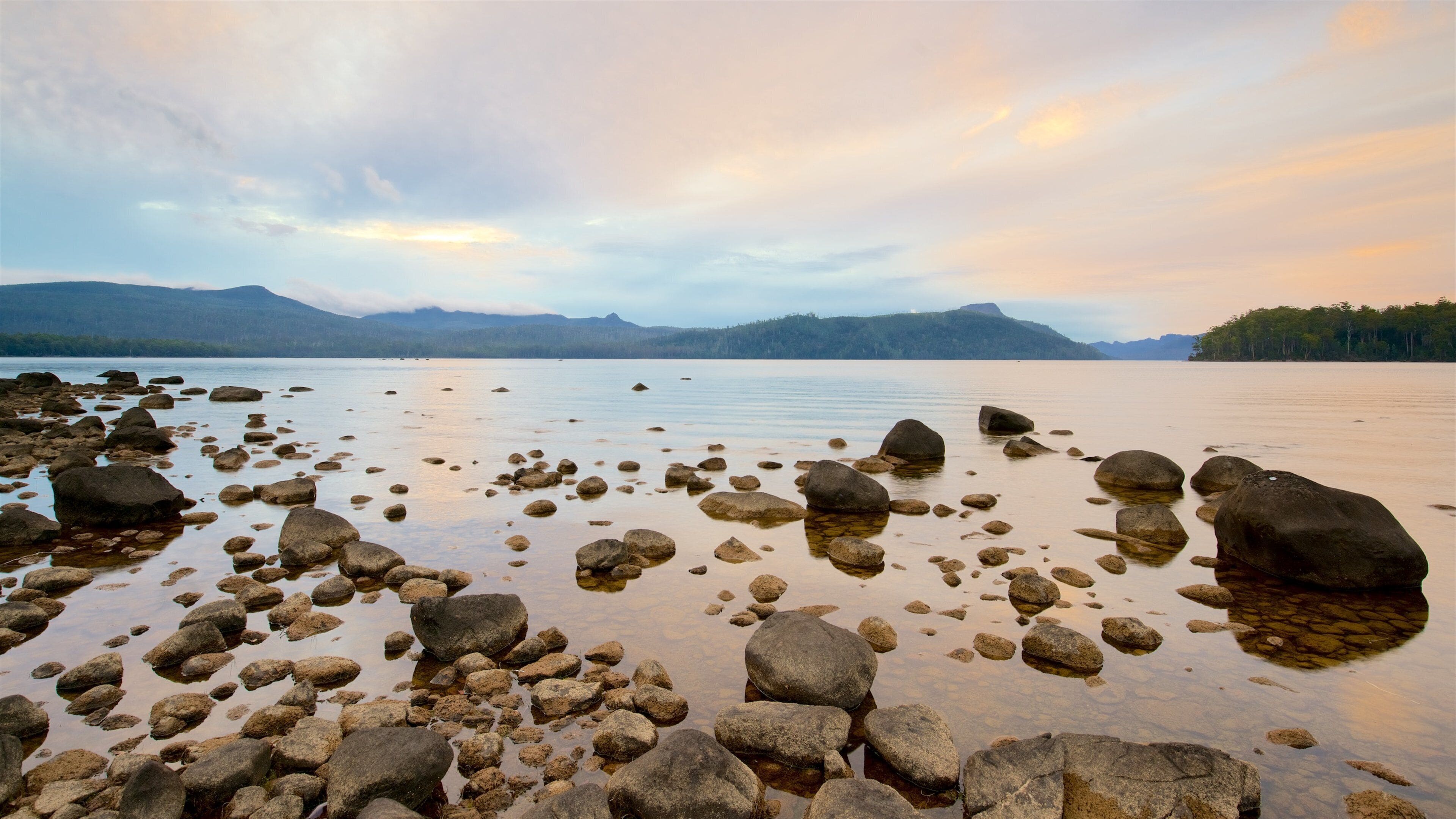 Lake St Clair nasjonalpark fasiliteter samt klippelandskap, innsjø og solnedgang