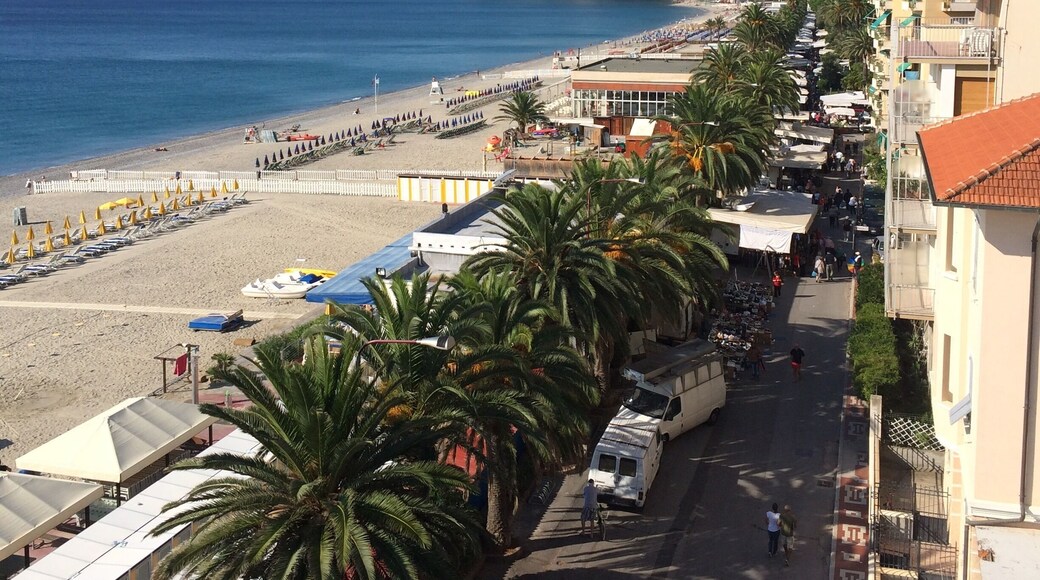 Thursday is market day on the sea front in Finale Ligure. The sea front takes taken over by assorted market stalls, lots of local produce from the farmers in the area.