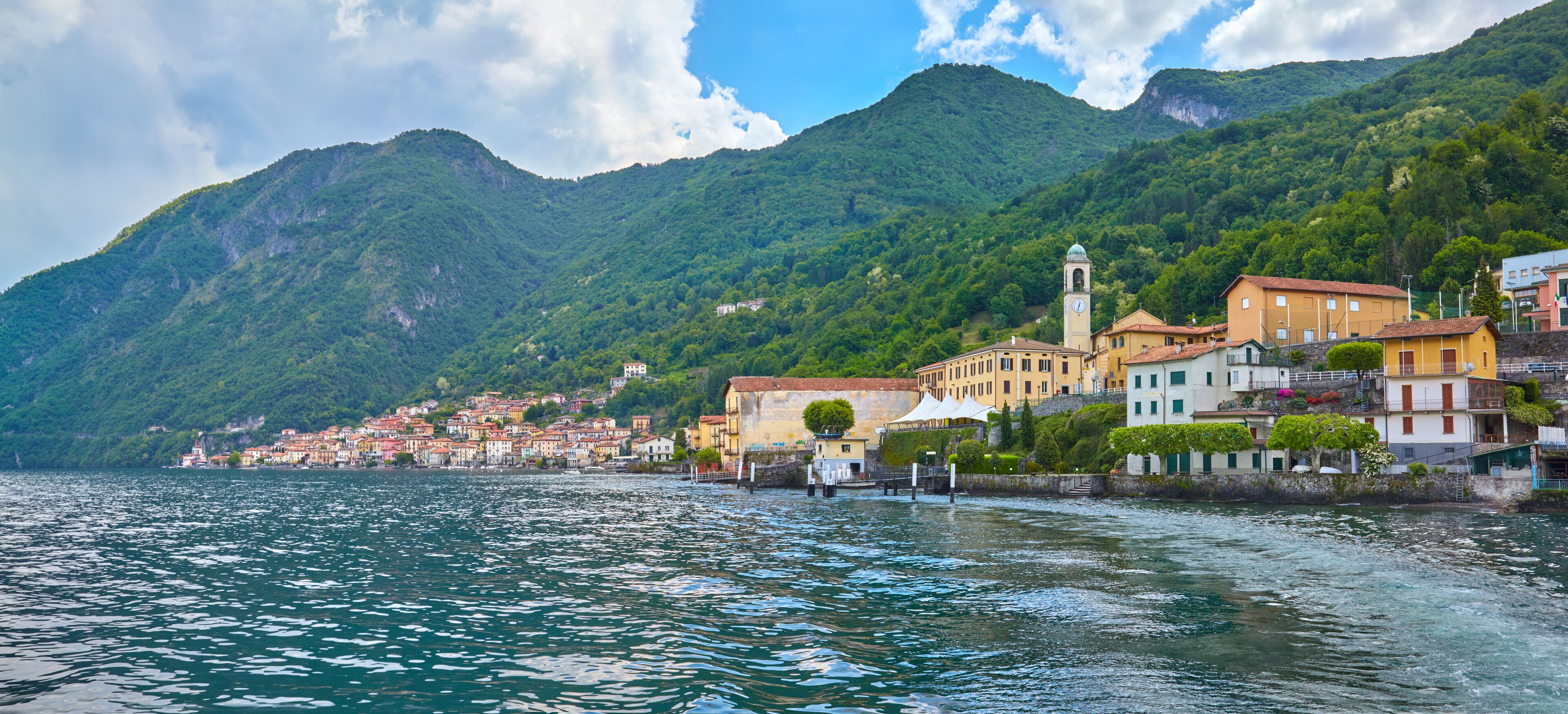 Panoramablick am Comer See auf die Anlegestelle von Lezzeno