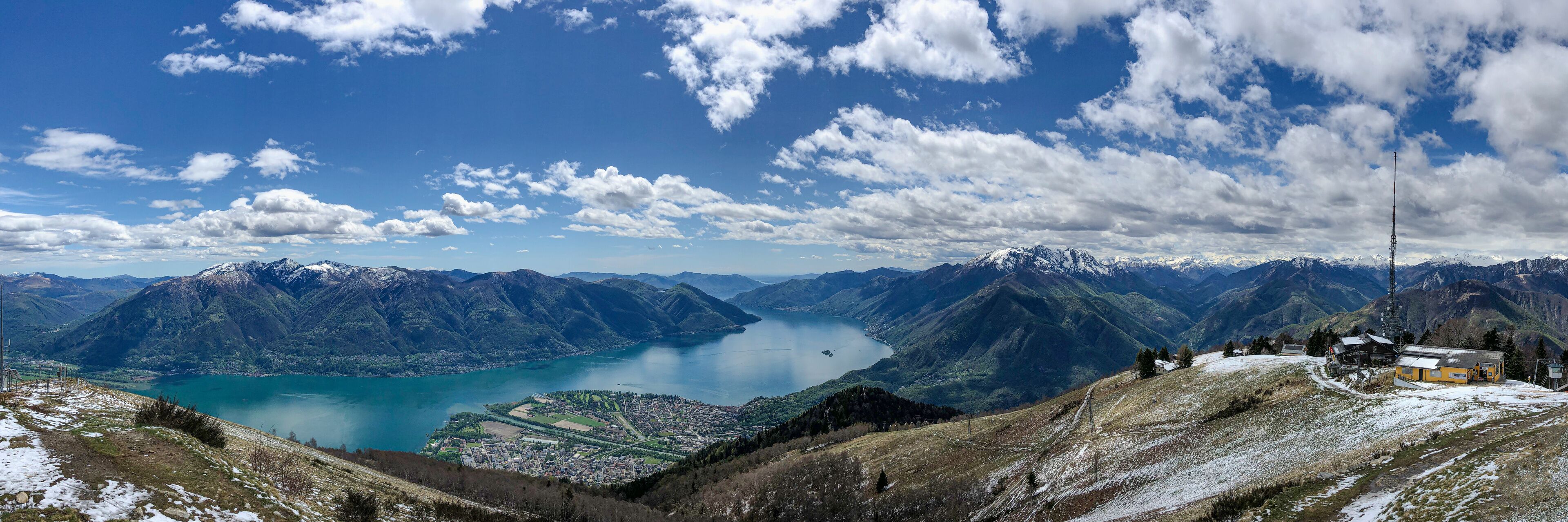 Panoramaaussicht von cimetta oberhalb Locarno über den Lago Maggiore.