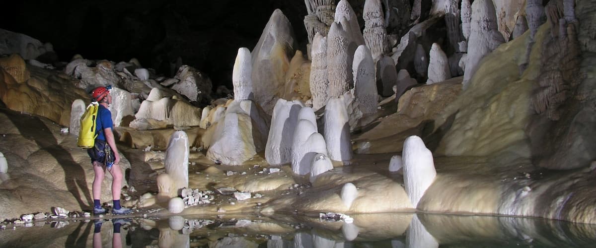 Parc national de Carlsbad Caverns qui includes grottes aussi bien que homme