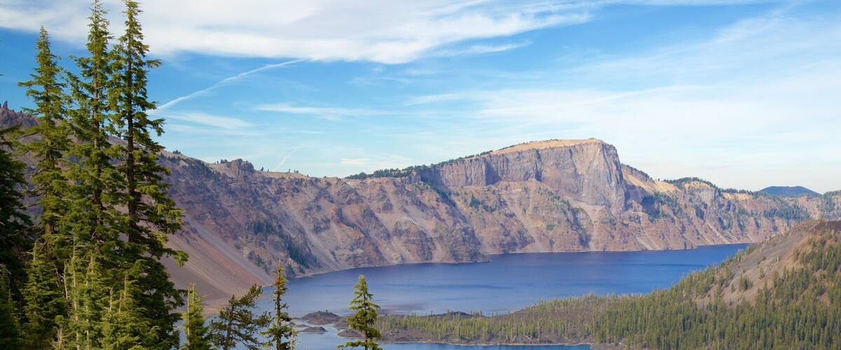 Crater Lake National Park showing mountains, landscape views and a lake or waterhole