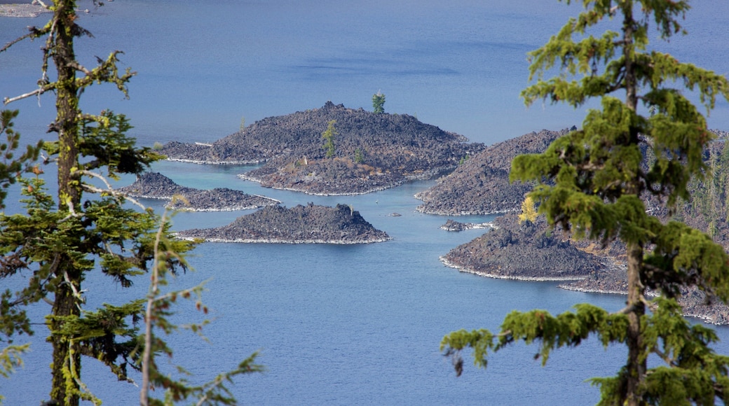Crater Lake National Park showing landscape views and a lake or waterhole