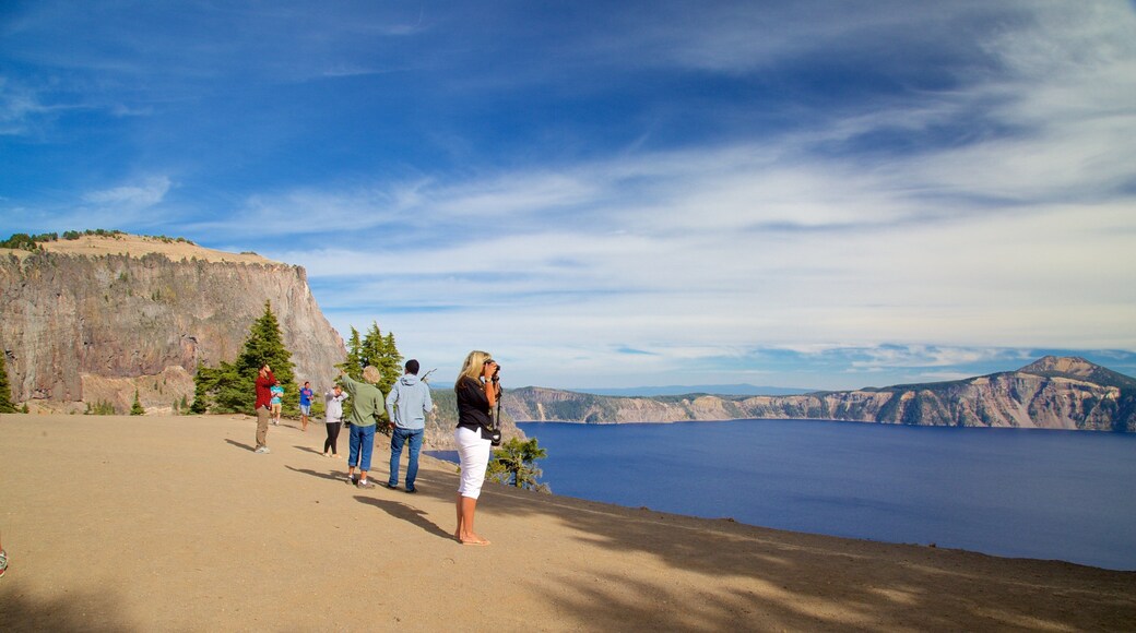 Parque Nacional Lago del Cráter que incluye un lago o espejo de agua y vista y también un gran grupo de personas