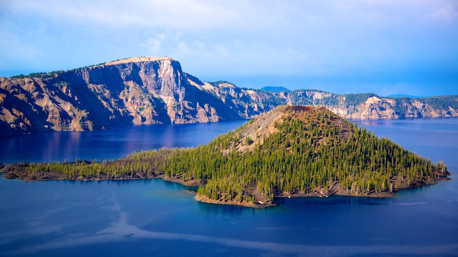 Crater Lake National Park which includes a lake or waterhole, mountains and island views