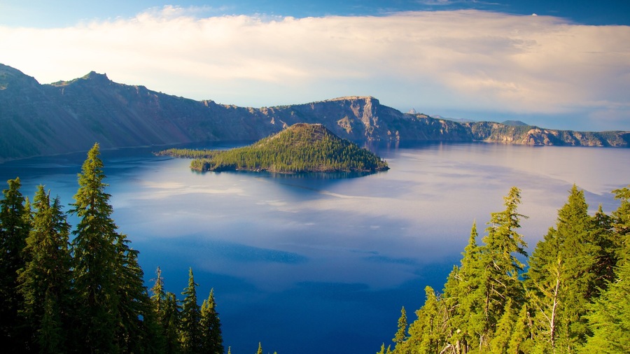 Crater Lake National Park showing island images, mountains and landscape views