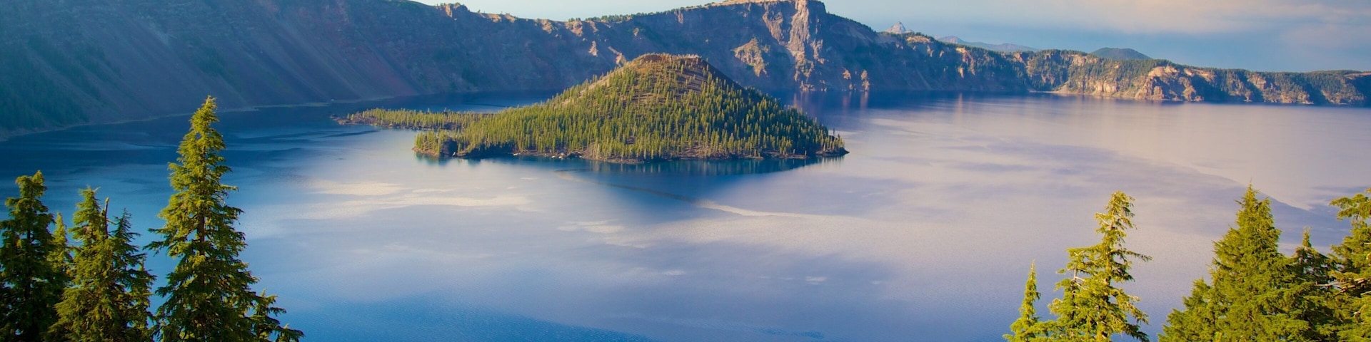 Crater Lake National Park caracterizando um lago ou charco, paisagem e montanhas