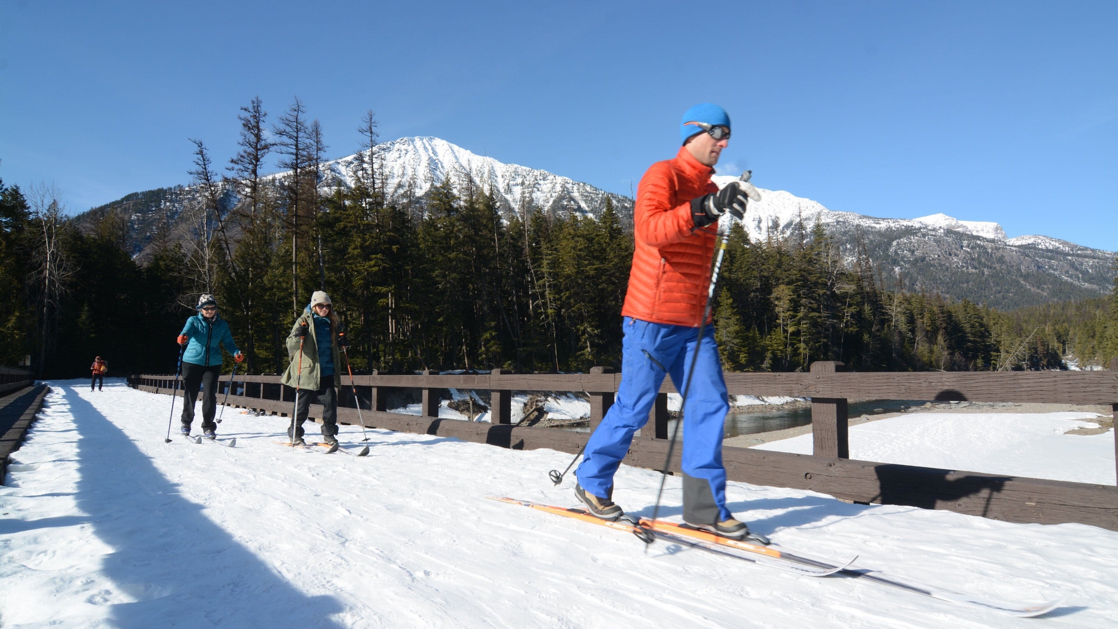 Glacier som inkluderar skogslandskap, utförsåkning och snö
