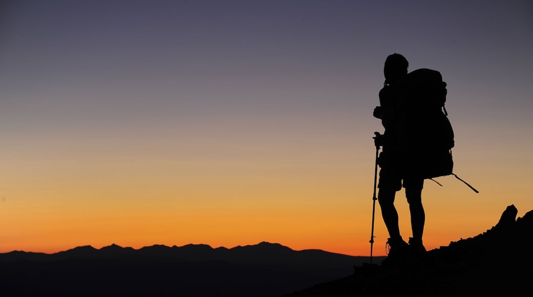 Glacier som visar vandring och en solnedgÄng sÄvÀl som en kvinna