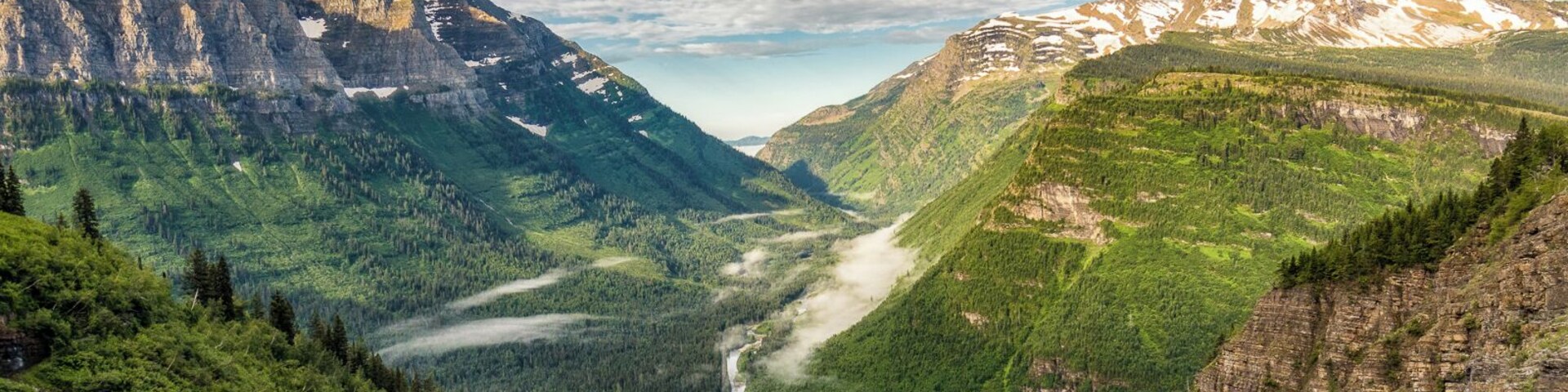 View from the Going-to-the-Sun Road in Glacier National Park. This 80km scenic drive offers spectacular views of the park as it crosses the Continental Divide, reaching an elevation of 6,646 feet at its highest point.