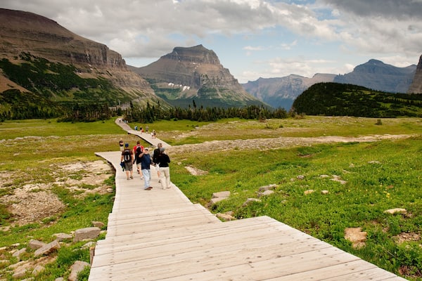 Glacier National Park das einen Wandern oder Spazieren, Berge und ruhige Szenerie