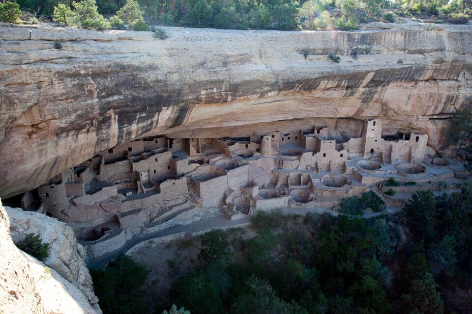 Un ancien village perché sur une falaise, avec de nombreuses habitations creusées dans la roche.