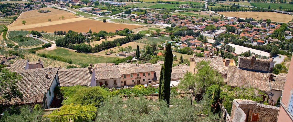 Trevi showing a small town or village and landscape views