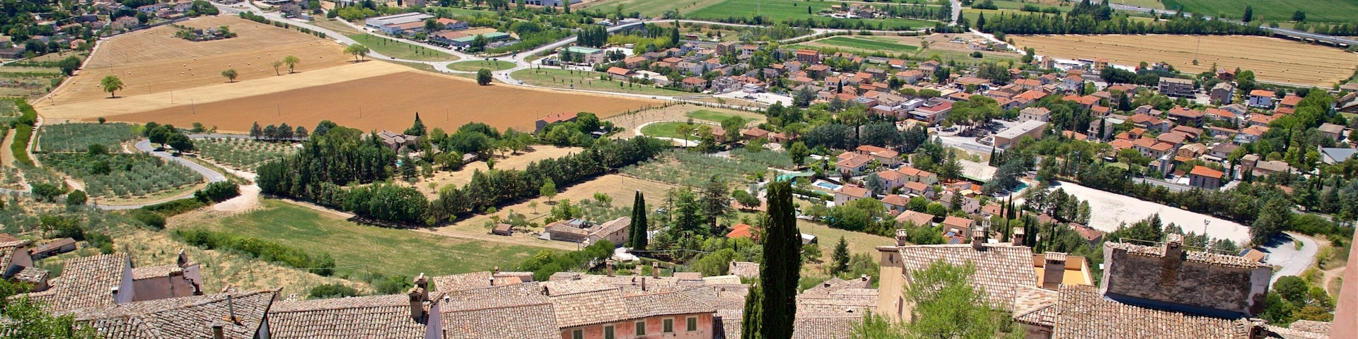 Trevi showing a small town or village and landscape views