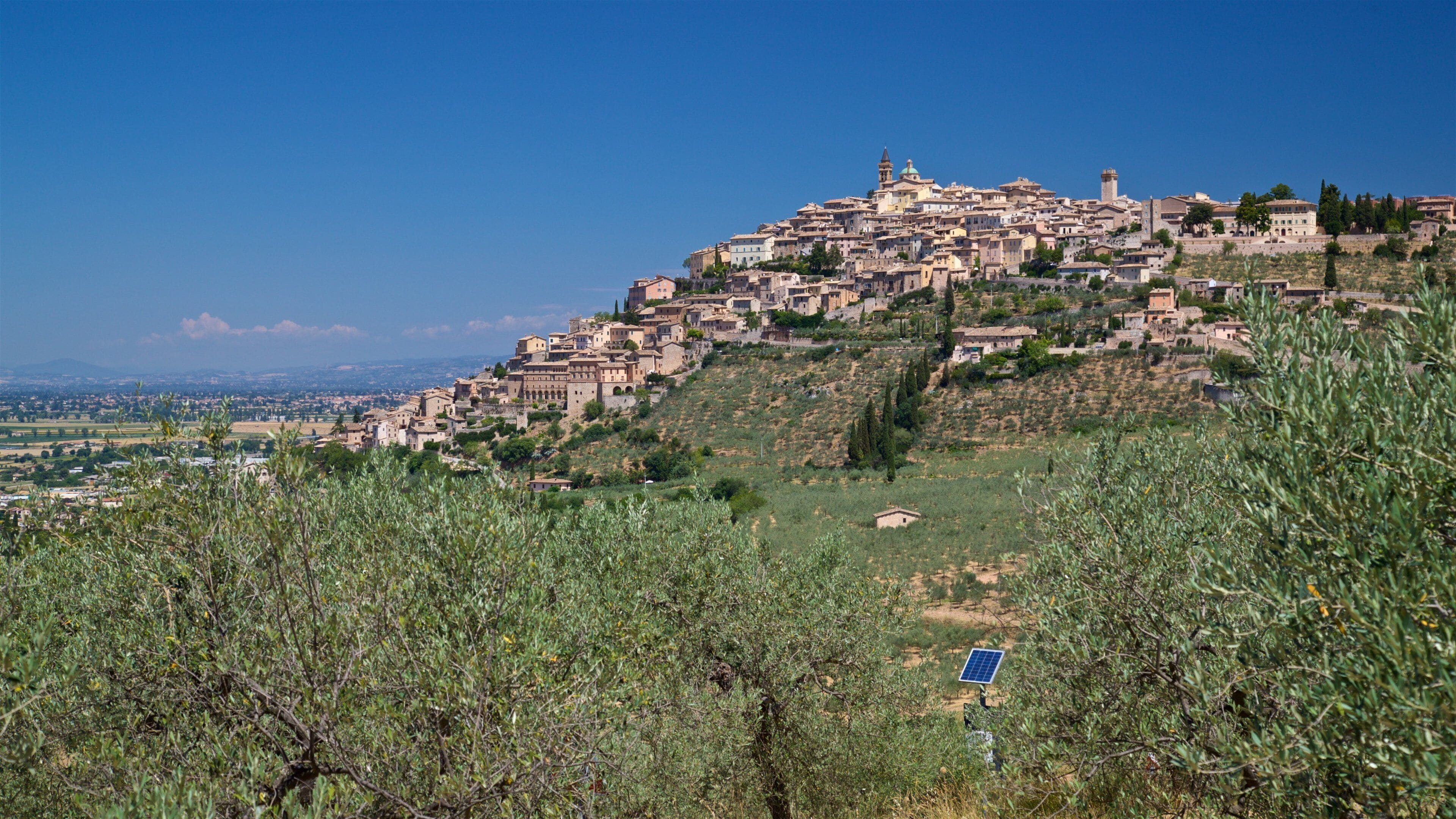 Trevi fasiliteter samt liten by eller landsby, rolig landskap og landskap