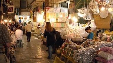 Túnez mostrando mercados y también un pequeño grupo de personas
