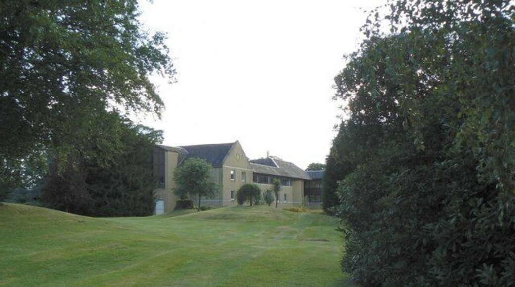 Airth Castle Hotel. This is the modern part; see NS9086 for the actual castle bit.