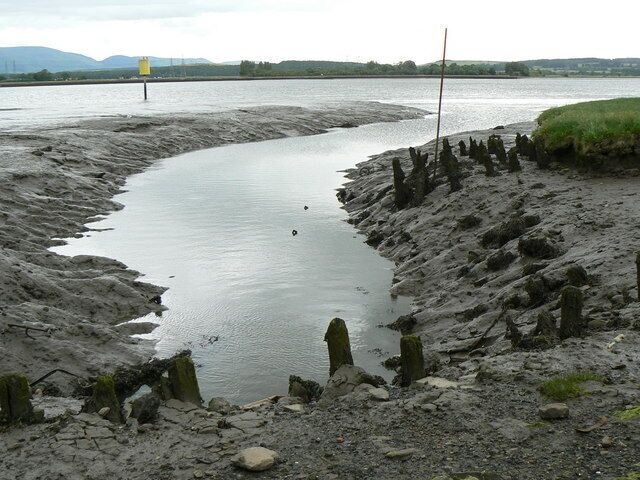 This once was a harbour. The rotting wooden poles and this small creek in the mudflats are all that remain of Airth's once-thriving little harbour and boat-building business.