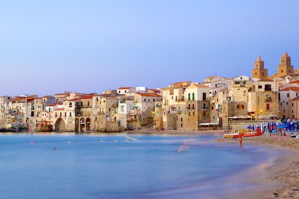 Cefalu mit einem Sandstrand und Küstenort