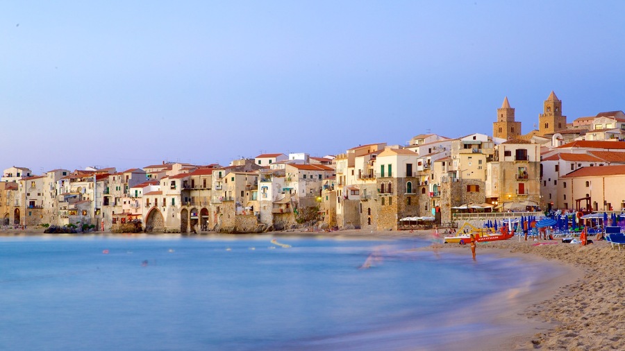 Cefalù mostrando uma praia e uma cidade litorânea