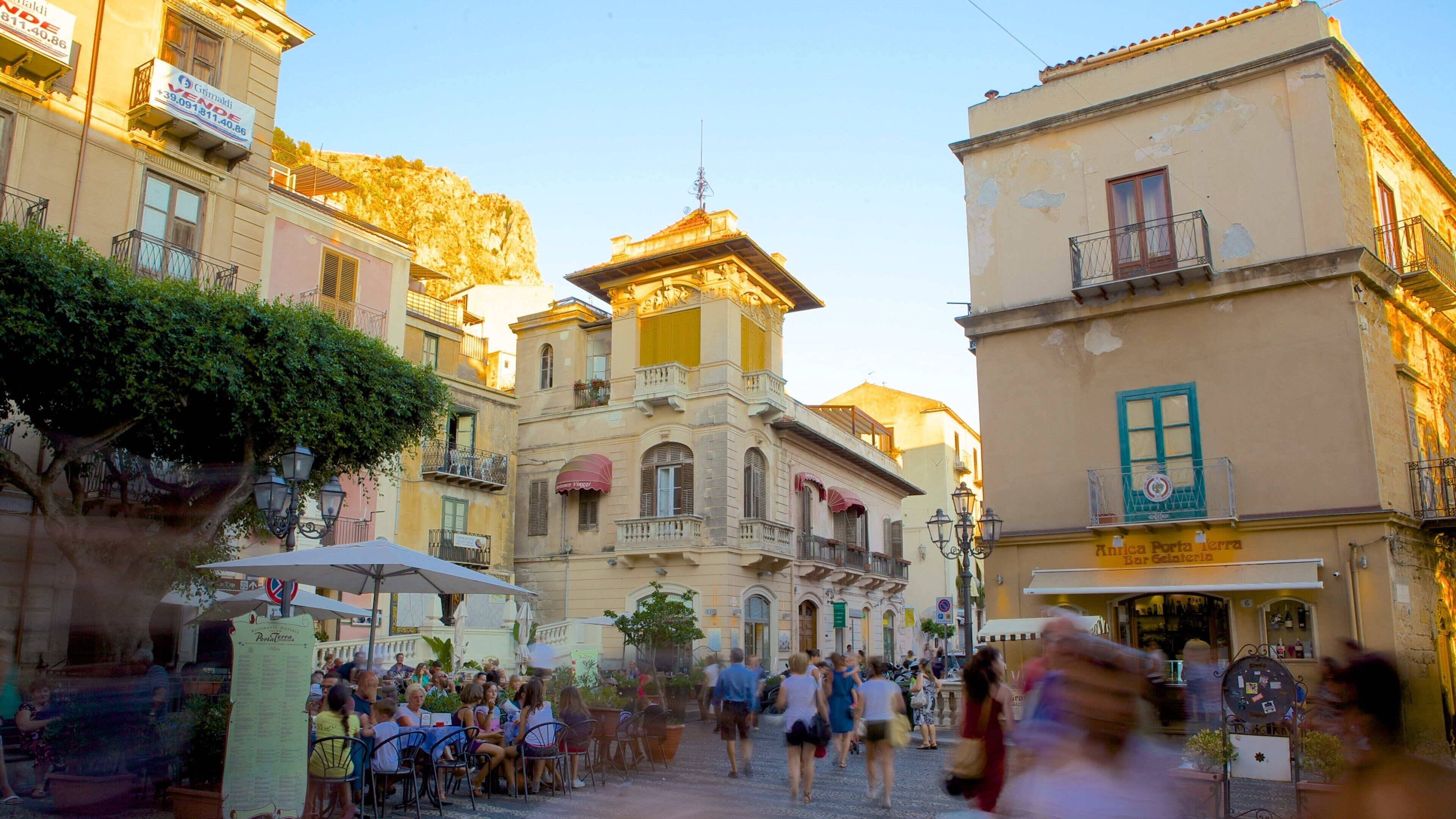 Cefalù qui includes scènes de rue, patrimoine architectural et petite ville ou village