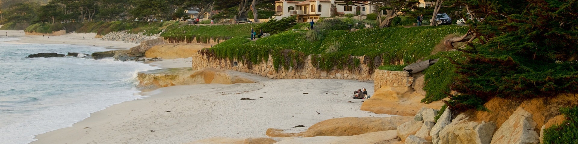 Carmel caracterizando paisagens litorâneas, uma praia de areia e um pôr do sol