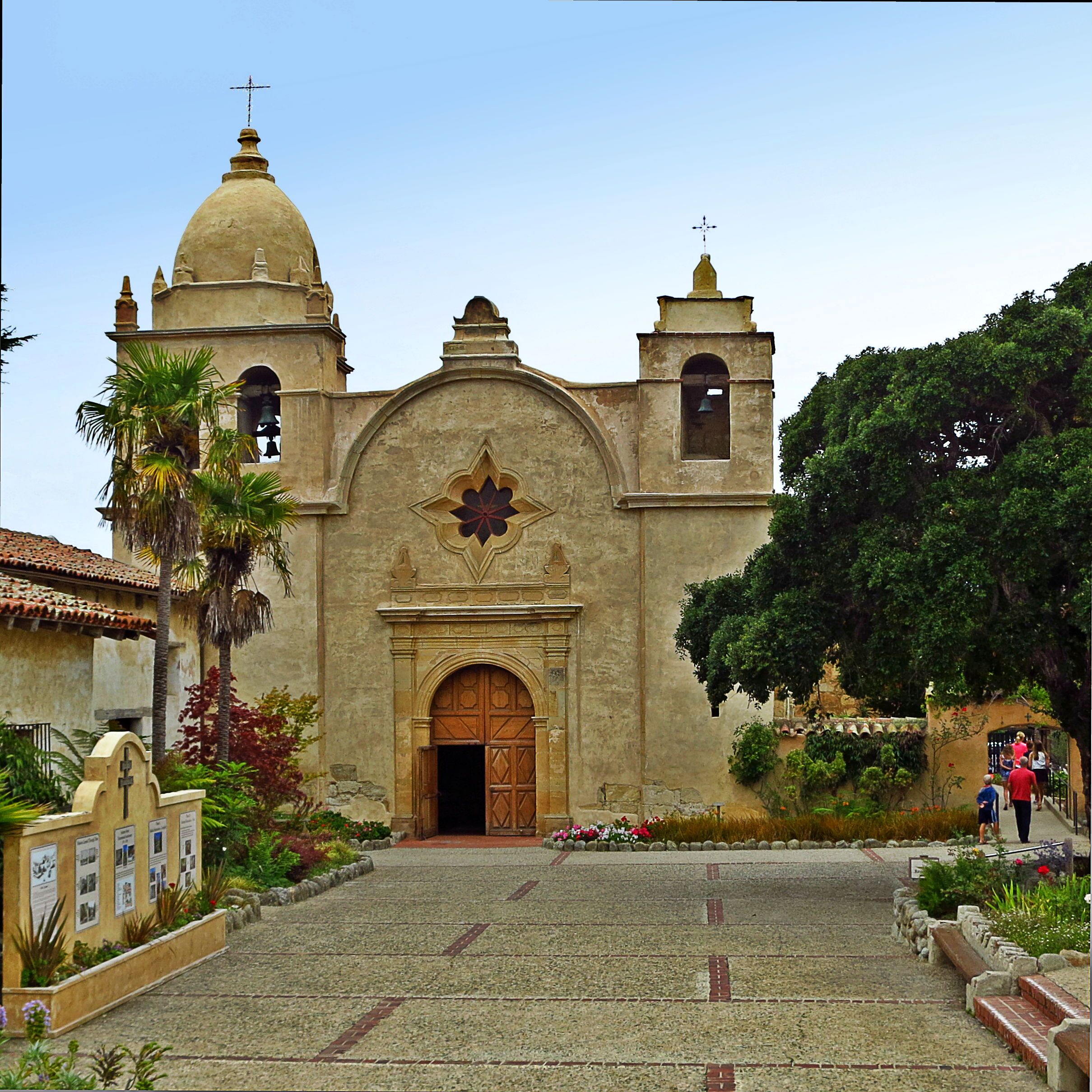 SC, Danny, May and I set off bright and early from Folsom on our PCH roadtrip. First stop was this Carmel Mission in the idyllic seaside town of Carmel-by-the-Sea. I think I fell in love with the quaint cottages and shops dotted the town, and the fact that this is a dog-friendly town. Most of the shops had water bowls laid out for the dogs, and you bet I made lotsa four-legged furry friends! I'd love to come back here someday with my own dog!

[August '14]

#Architecture
