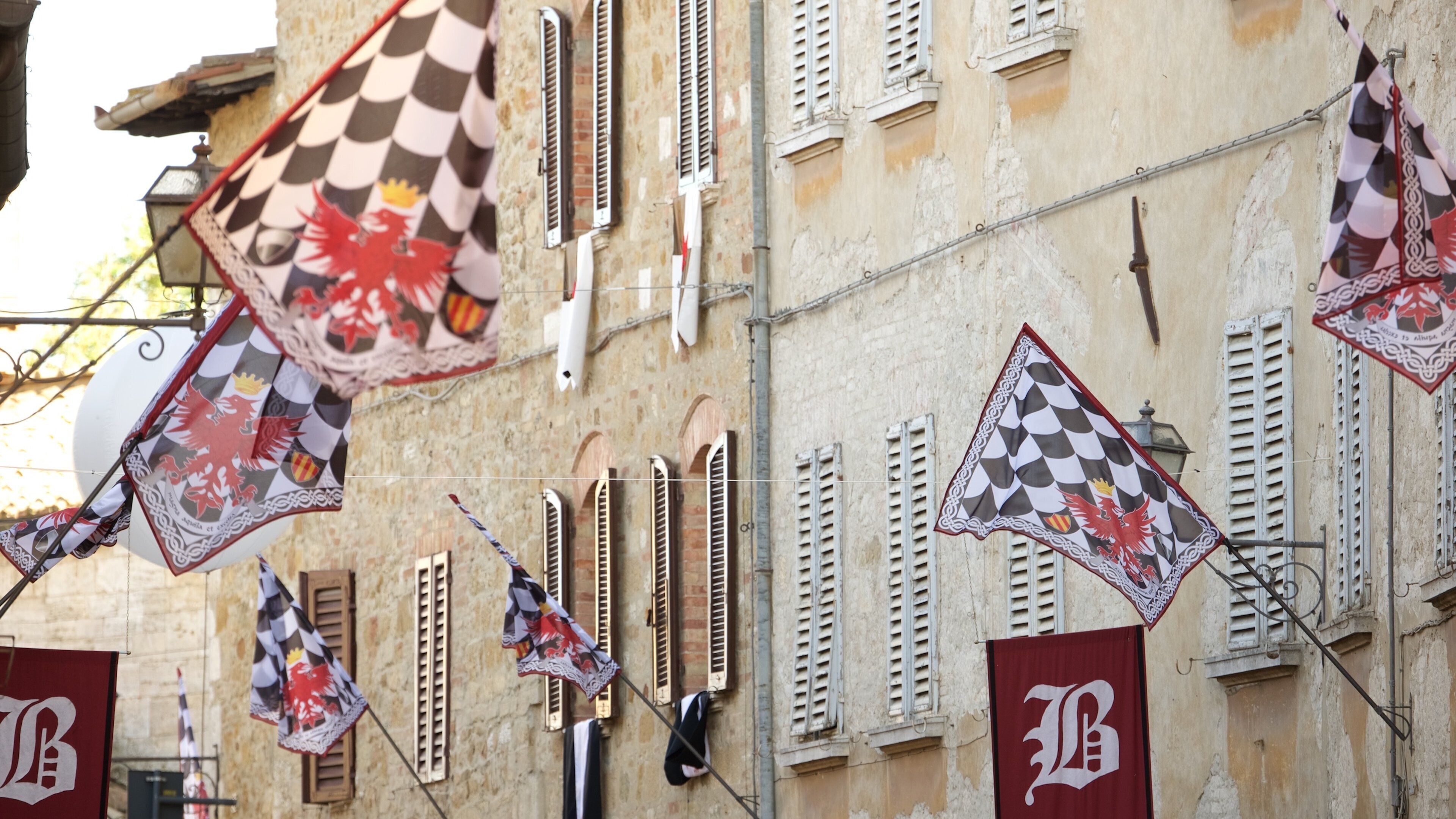 San Quirico d\'Orcia showing a small town or village and heritage architecture