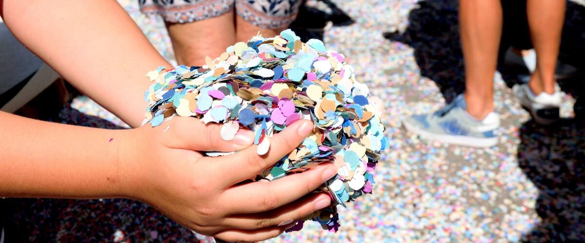 Fiesta del confeti durante las fiestas patronales de la ciuadad de Betera en la Valencia