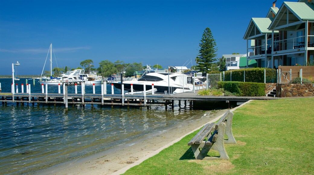 Metung qui includes ville côtière, marina et baie ou port