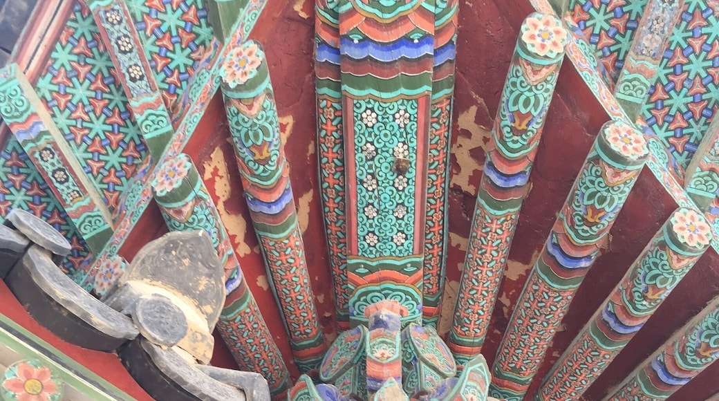 Delicate details all over the temple.