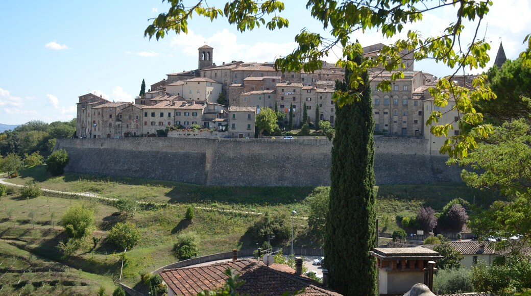 This is your classic mediaevel hill top town in Italy. Surrounded by still intact defensive walls it retains all its rustic elements, steep streets and atmosphere. It is also home to Busatti, a legendary fabric making place a couple of centuries old that you can visit (recommended).