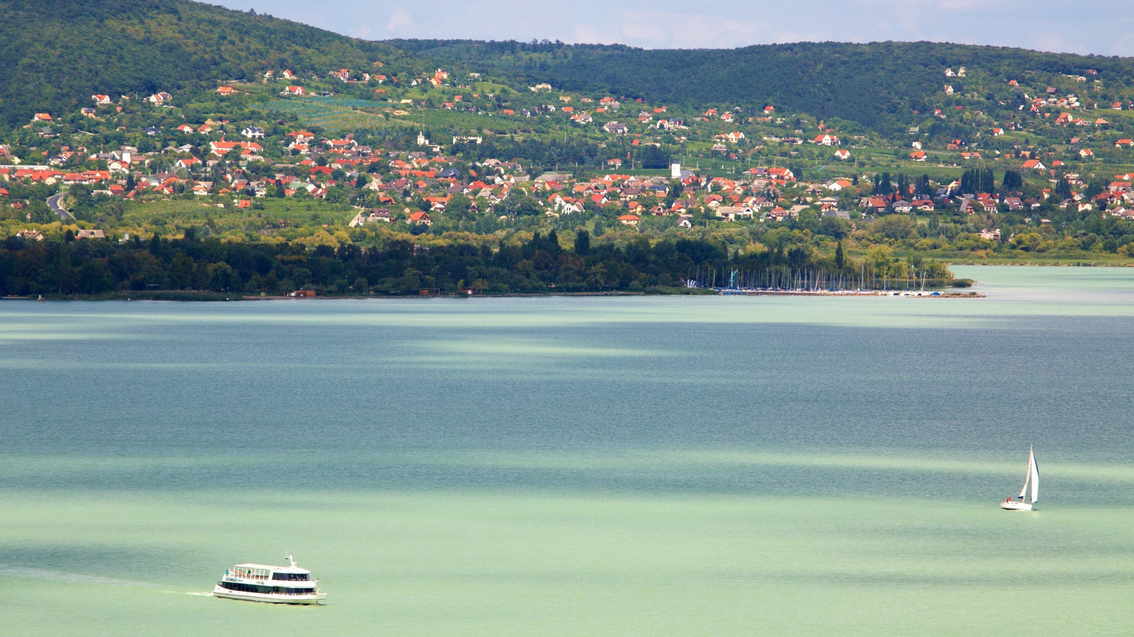 Tihany que incluye navegación, un lago o abrevadero y una ciudad costera