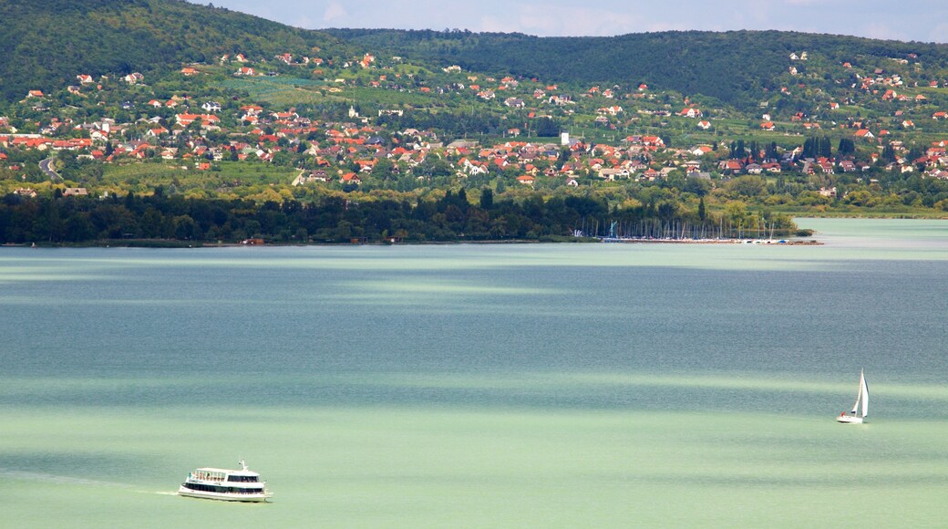 Tihany que incluye navegación, un lago o abrevadero y una ciudad costera