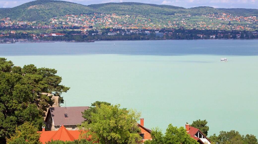 Tihany che include località costiera e lago o sorgente d\'acqua