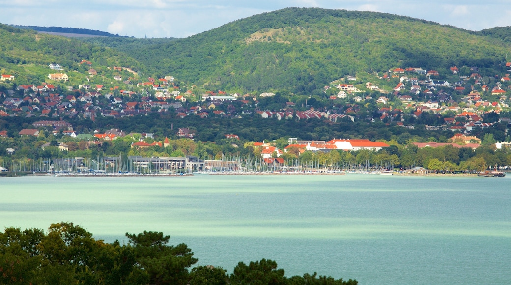 Tihany som viser marina, kystby og innsjø