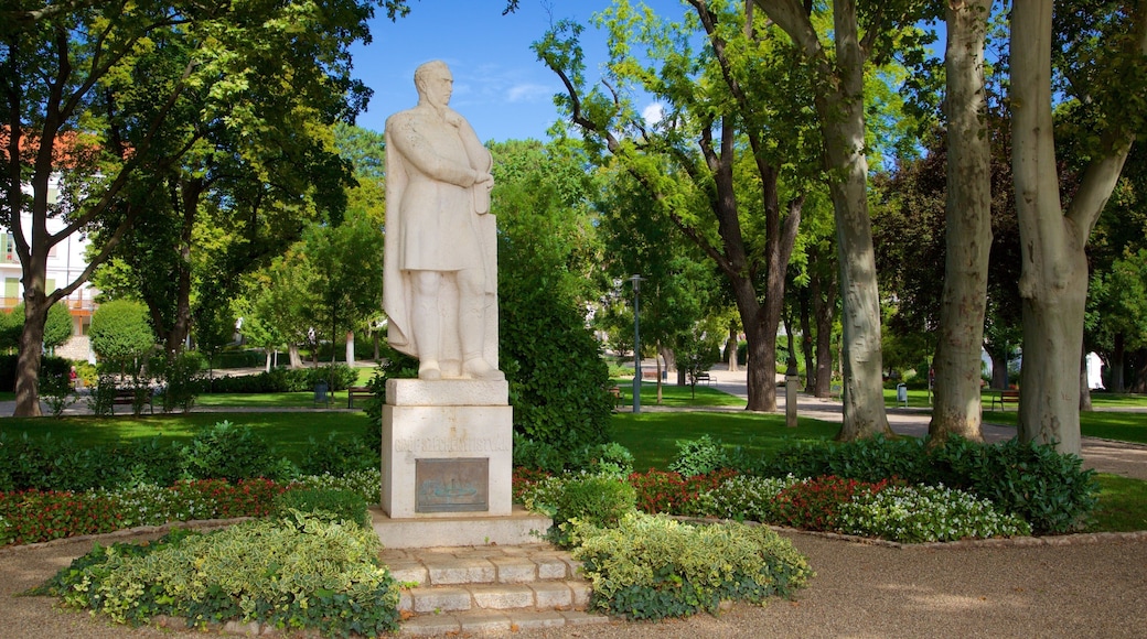 Balatonfüred que incluye una estatua o escultura y un parque