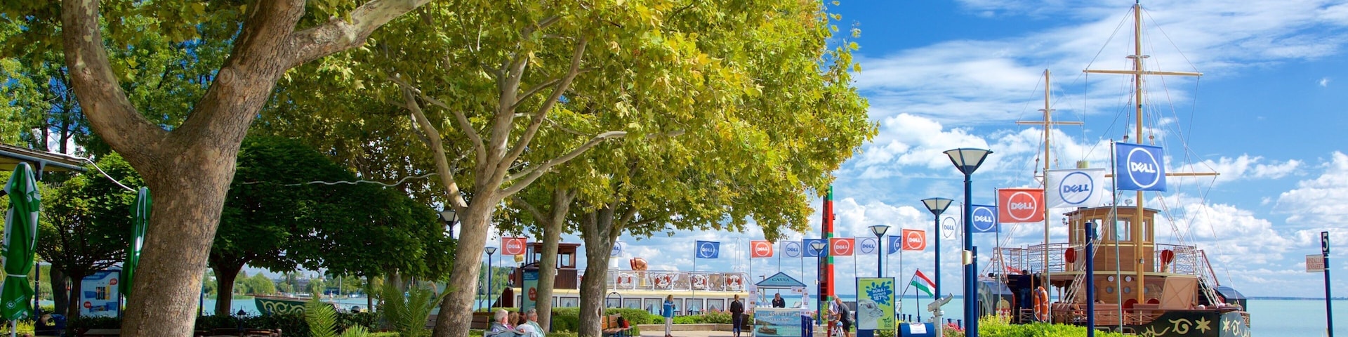 Balatonfured caracterizando um parque e uma baía ou porto