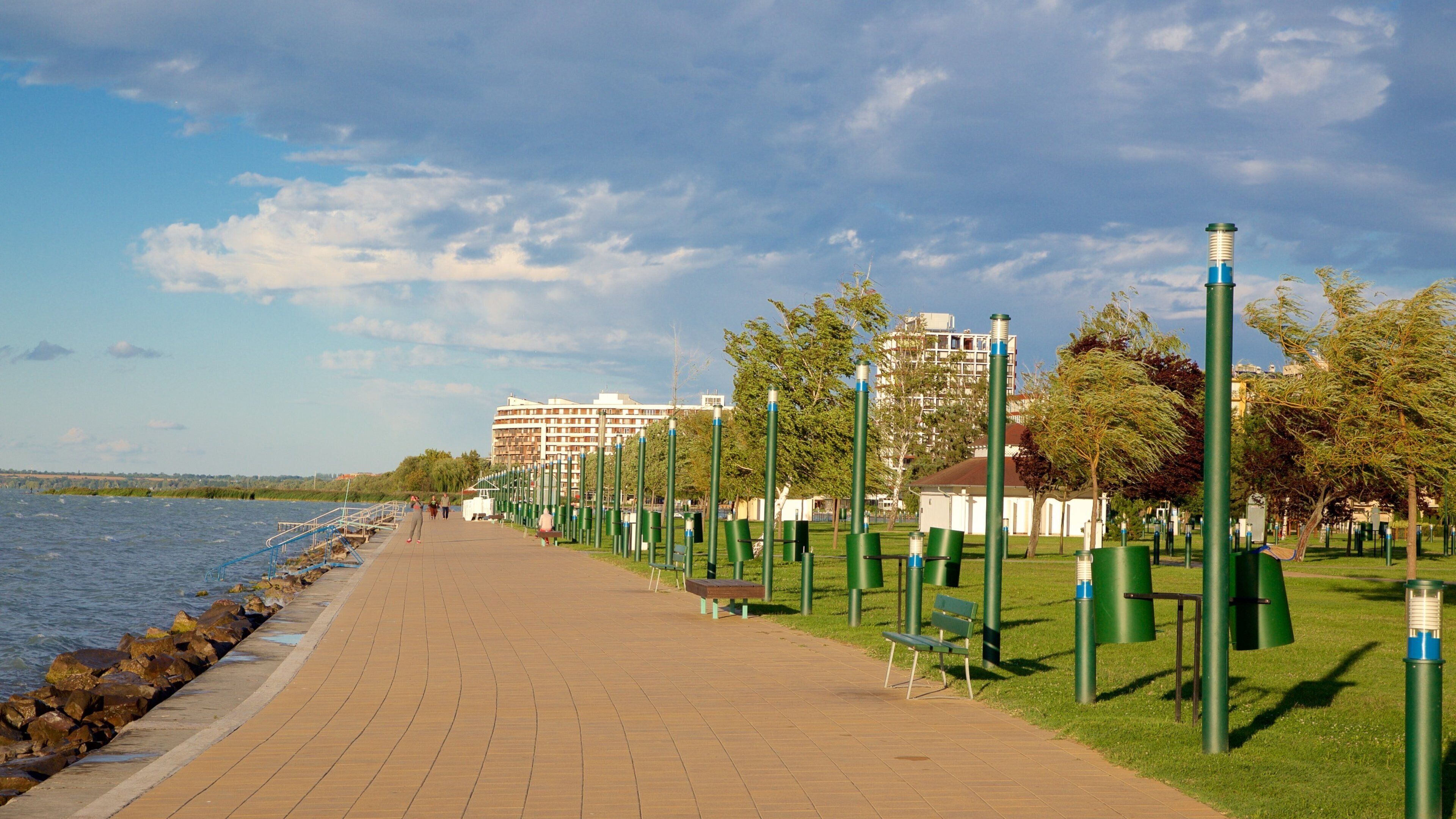 Siófok das einen Garten und allgemeine Küstenansicht
