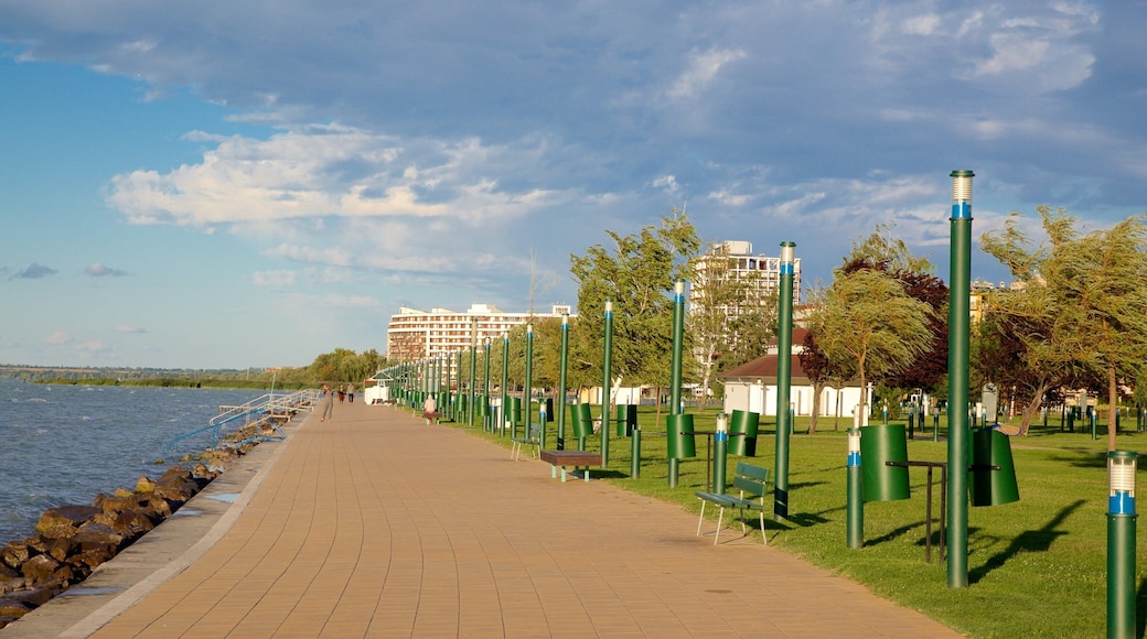 Siófok das einen Garten und allgemeine Küstenansicht