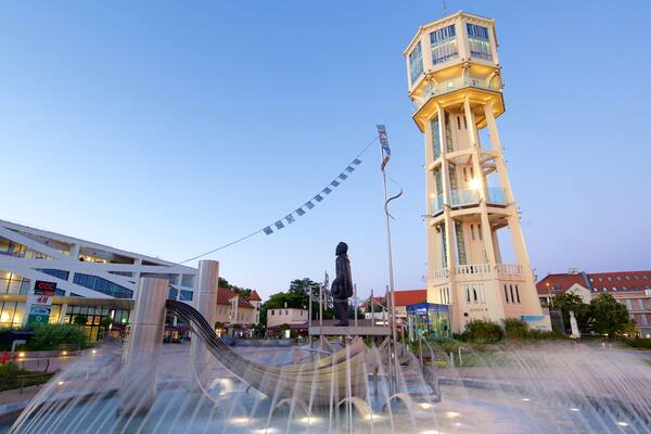 SiĂłfok welches beinhaltet Springbrunnen, Monument und historische Architektur