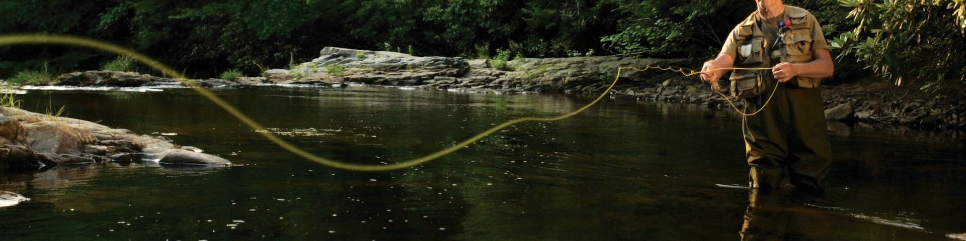 Poconos mostrando pesca e um rio ou córrego assim como um homem sozinho